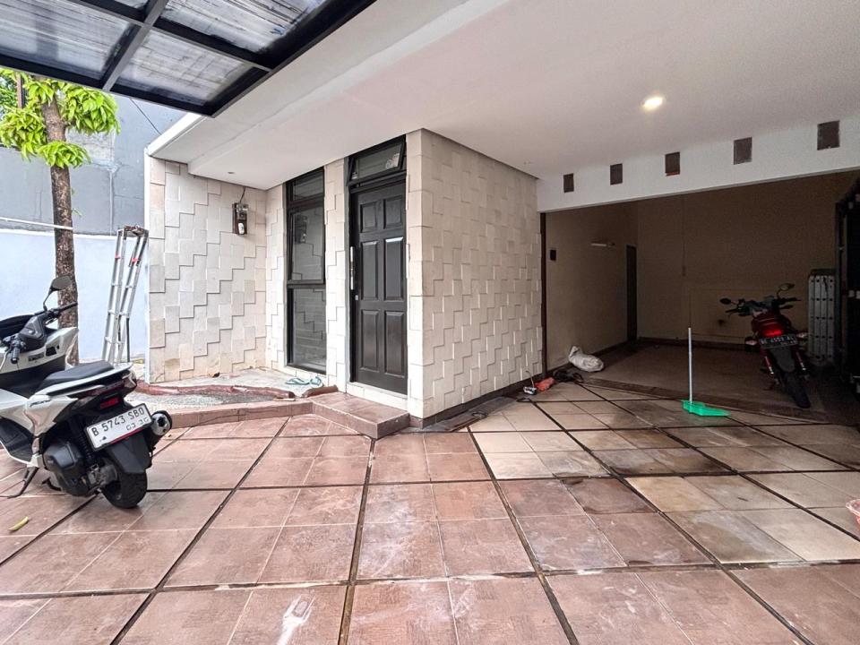 Rumah Siap Huni 2 Lantai di Tebet Barat, Baru Direnovasi, Lingkungan Nyaman