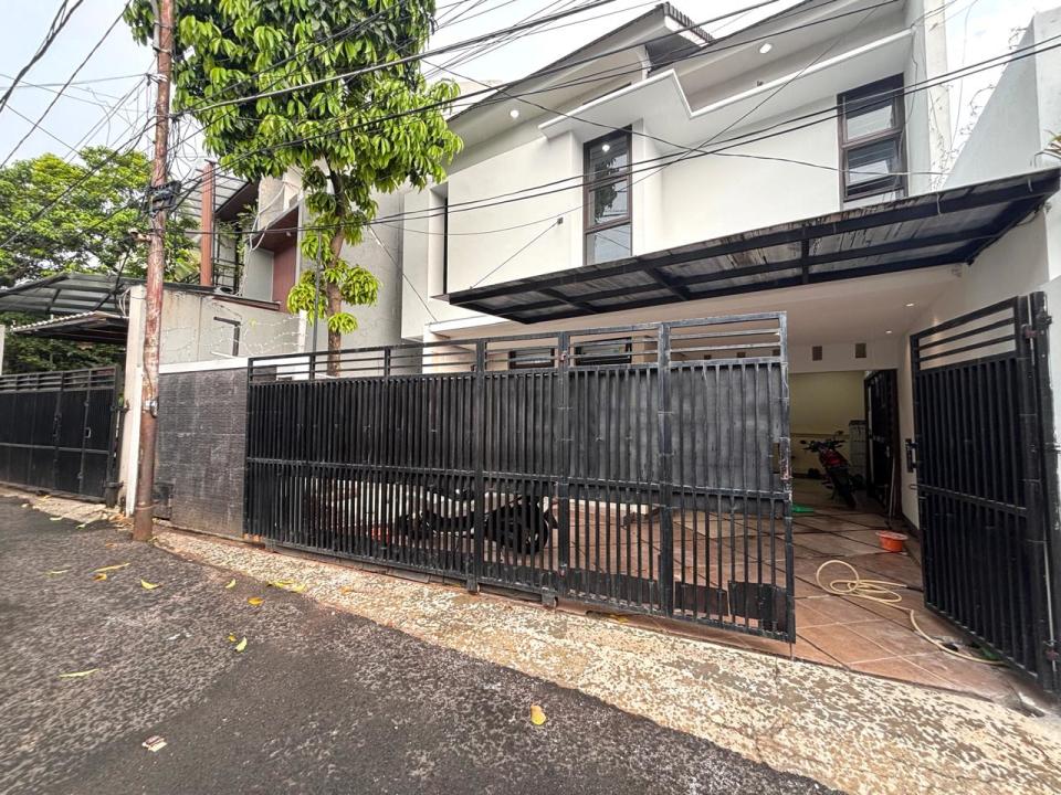 Rumah Siap Huni 2 Lantai di Tebet Barat, Baru Direnovasi, Lingkungan Nyaman