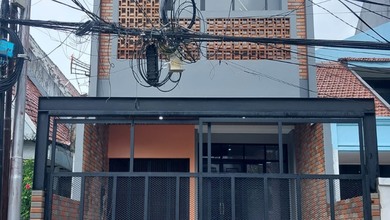  Rumah 3 Lantai Semi Furnished Baru di Tebet Barat Dalam, Tebet