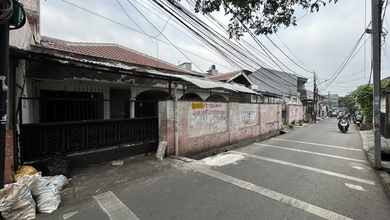 BEST DEAL!!! Rumah Lama Hitung Tanah di Kebon Baru Tebet, Akses Jalan 2 Mobil