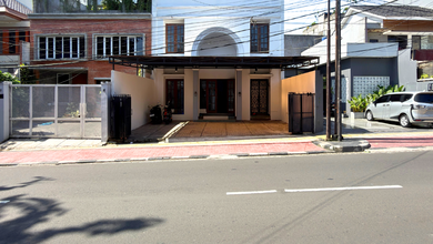Rumah Akses Jalan Utama di Tebet Barat, Cocok untuk Usaha Dekat LRT, KRL & Tol