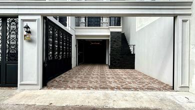 Rumah 3 Lantai Di Pejaten Barat, Desain Eropa Klasik