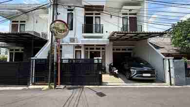 Hunian Nyaman di Tebet 2 Lantai, Dekat Jalan Lebar & Pusat Kota