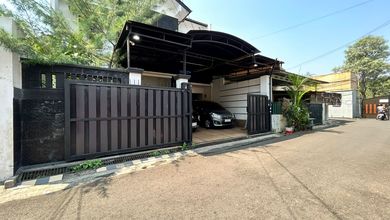 Dijual Rumah 3 Lantai, Lokasi Strategis , Swimming Pool