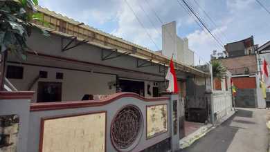 Rumah Lama Siap Huni di Tebet Dalam, Akses Dekat ke Jalan 2 Mobil