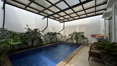Rumah Mewah di Tebet Barat, Ada Private Pool, Akses Jln 3 Mobil, 3 Lantai View Taman