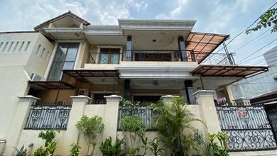Rumah Siap Huni di Tebet Barat Depan Taman