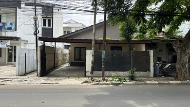 Rumah Area Komersial di Tebet, Akses Jalan Lebar, Dekat Mall Kota Kasablanka