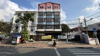 Gedung di Salemba Office Building, Lokasi Strategis Dekat ke Stasiun Kramat, Dekat ke Taman, Cocok untuk Bisnis/Kantor, Akses Jalan Raya.