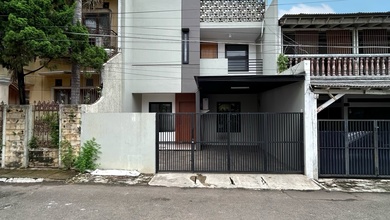 Rumah Akses Jalan 2 Mobil Lebar di Tebet Barat Siap Huni, Depan Lapangan