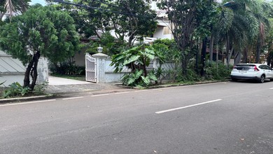 Rumah Siap Huni di Pulomas Barat, Dalam Komplek, Ada Taman Luas, Akses Jalan 3 Mobil