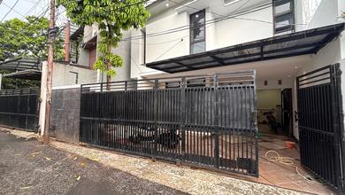 Rumah Siap Huni 2 Lantai di Tebet Barat, Baru Direnovasi, Lingkungan Nyaman