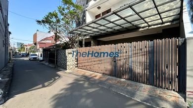 Rumah di Tebet Timur, Akses Jalan 2 Mobil, Swimming Pool Kolam Renang, Full Furnished