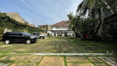 Gedung Kantor di Tebet Jalan Raya Depan Taman Ecopark, Parkiran 20 Mobil, Bagian Depan Ada Ruko