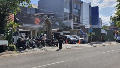 Ruko di Tebet Barat, Jalan Raya