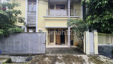 Rumah Di Tebet Barat, Depan Taman, Akses Jalan 2 Mobil