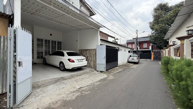 Rumah Siap Huni di Tebet Barat, Akses Jalan 2 Mobil