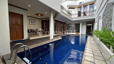 Rumah di dalam komplek gudang peluru, akses lebar depan taman, ada pool