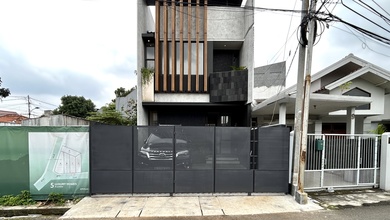 Rumah di Dalam Komplek Polonia Otista Cawang, Akses Jalan 3 Mobil