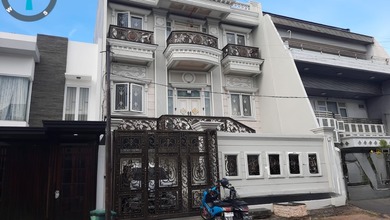 Rumah di Dalam Komplek Taman Palem Lestari Cengkareng