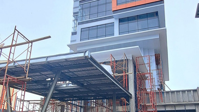 Gedung di Otista Jalan Raya