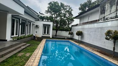Rumah di Bangka Kemang Jalan Raya, Dengan Taman Dan Kolam Renang