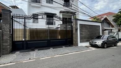 Rumah di Menteng, Ada Pool Dan Lift, Dekat Proklamasi