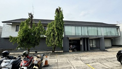 Gedung Kantor Dibawah NJOP, 2 Lantai, Luas Tanah 1.735M