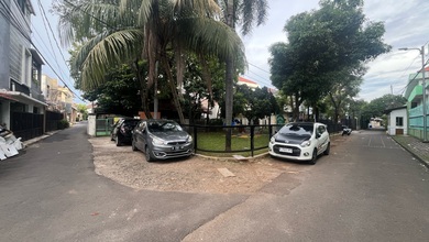 Rumah di Tebet Timur Akses 2 Mobil, Depan Taman