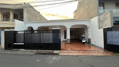 Rumah di Kebon Baru, Akses Jalan 2 Mobil, Siap Huni