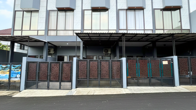 Rumah di Kalibata Full Fursnished Akses Jalan 2 Mobil, 3 Lantai, Smart House