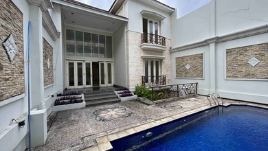 Rumah di otista cawang, ada kolam renang, 3 lantai