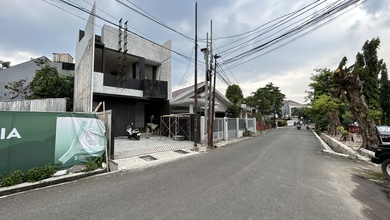 Rumah di Dalam Komplek Polonia Otista Cawang, Akses Jalan 3 Mobil