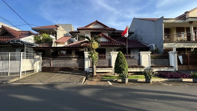 Rumah di Dalam Komplek Gudang Peluru Depan Taman Jalan Lebar