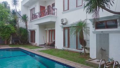 Rumah di pejaten barat dengan kolam renang, akses jalan lebar 2 mobil