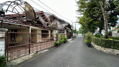 Rumah Di Tebet Barat Akses Jalan 2 Mobil Depan Taman@seperti Komplek