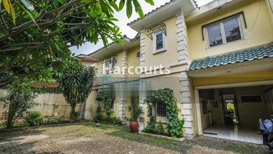 Rumah Luas Dengan Kolam Renang Di Lebak Bulus