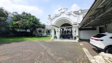 Rumah Gaya Klasik Kolonial dengan Taman yg luas Area Kemang 
