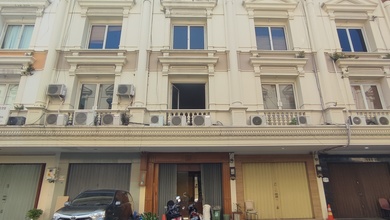 Ruko Royal Palace. Lokas Strategis. Dalam Komplek Perkantoran