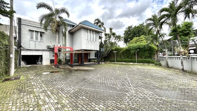 Gedung 2 Lantai Siap Pakai di Warung Buncit | Halaman Parkir Luas | Semi Furnish