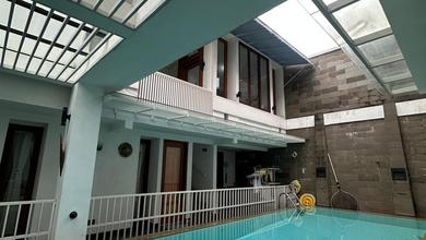 Rumah Siap Huni dengan Kolam Renang Dalam Komplek Tebet