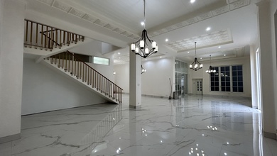 Rumah Mewah Brand New Disewakan Parkir Luas Ada Lift 