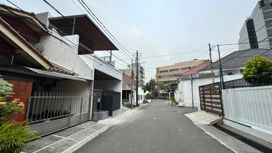 Rumah Tinggal Siap Huni bisa untuk Kantor Dekat Mt Haryono Jalan Lebar Dekat St Cawang