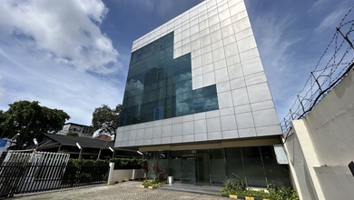 Gedung Siap Pakai Baru Renovasi | 4 Lantai + Rooftop | Halaman Parkir Luas | Cawang Jatinegara