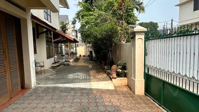 Turun Harga! Rumah Terawat Baik Hoek Kebayoran Baru Jakarta