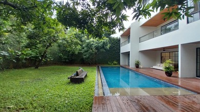 Rumah Mewah Modern Tropis 3 Lantai SHM di Kebayoran Jakarta Selatan