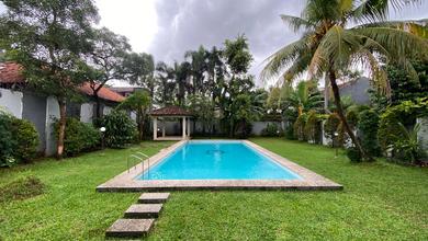 Rumah Taman Sangat Luas Siap Huni Strategis Kemang Jakarta 