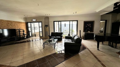 Rumah, Bebas Banjir, 3 Lantai, SHM, Siap Huni