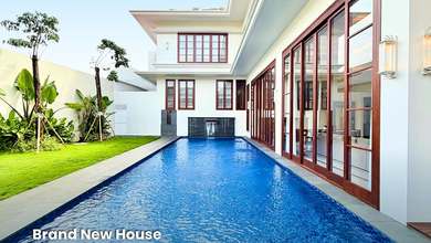 Rumah, 2 Lantai, SHM, di Kemang, Baru, Desain Klasik-Tropikal