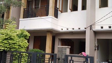 Dijual Rumah Siap Huni 2Lantai Akses 2Mobil Lokasi Kemang Timur